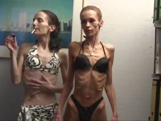 Anoreksija meitenes poza uz swimsuits un stiept par the kamera