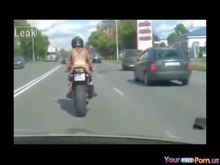 Nuda su motociclo