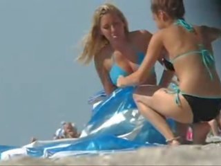 Ειλικρινής βίντεο στο παραλία - ωραίος μπικίνι κώλος