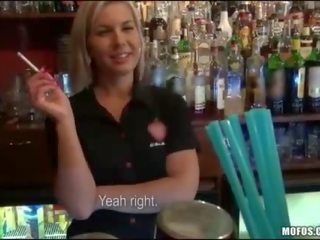 Barmaid agrees upang makuha fucked sa kanya bar