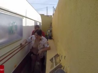 Castigada en el rinc&oacute;n de follar. en la calle en p&uacute;blico contra voyeur spycamgui023