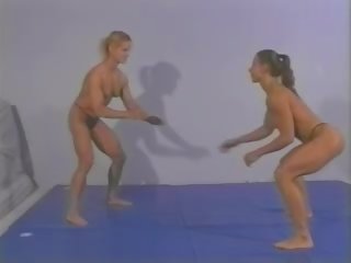 عاري الصدر مصارعة تشيكي أنثى لاعب كمال اجسام ضد لياقة بدنية الوضع