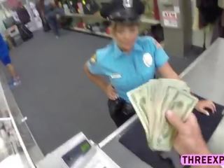 Upea perse poliisi nainen nauhat vaatteet ja aiheuttaa alaston sisään the myymälä