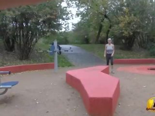 Jump und laufen nackt im öffentlich park von katerina-hartlova