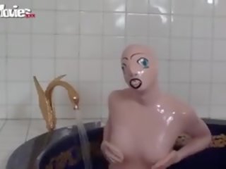 Tanja neemt een bad in haar latex seks pop kostuum