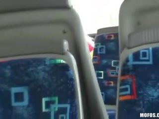 Tipo film un coppia avendo sesso in il autobus