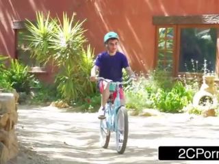 Sexiest lagje mdtq veronikë avluv qirje një djalosh që can&#039;t udhëtim një biciklete