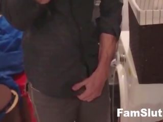 Pervert step-dad taksub dengan anak perempuan seluar dalam | famslut.com