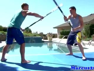 Homosexuell muskulös hohlbohrer sword kampf von die schwimmbad