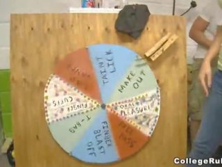 Studentów grać wheel z zabawa