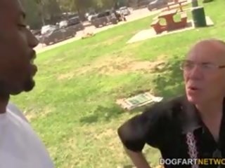 Karina lynne fucks med en svart fyr mens henne pappa klokker