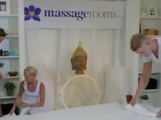 कपल की masseurs gangbanging ब्रुनेट