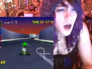 Geek meisje cums spelen mario kart