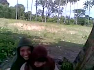 Siswi berjilbab asik ciuman ディ taman.flv