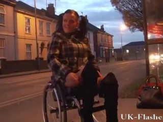 Leah nyck blinkande fittor i offentlig från henne rullstol med handikappade engli