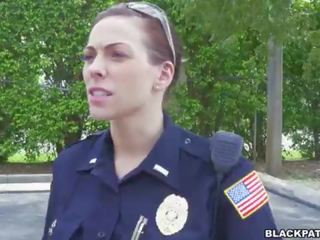 Fêmea policiais puxe sobre negra suspeito e chupar sua caralho