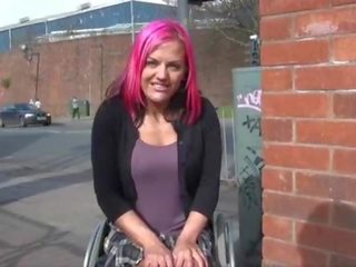 Invalidný vozík zviazané leah rozmar v spojené kráľovstvo blikajúce a von nahota