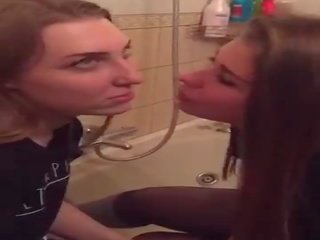 [periscope] dy rusët lesbians duke e bërë jashtë në banjo