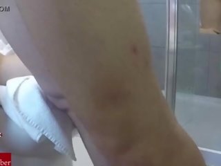 Pipe sur la toilettes. fait maison vidéo avec un amateur couple baise san74