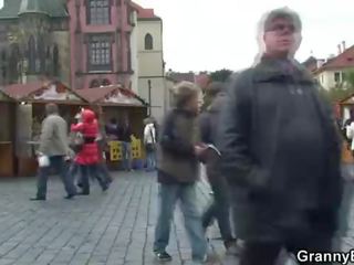 Vecs vecmāmiņa tūrists lec par viņa dzimumloceklis
