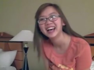 Roztomilý prsatá asijské přítelkyně fngers v brýle