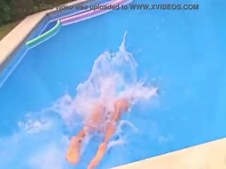 Perfetto culo giovanissima indossare see-through costume da bagno in il piscina!