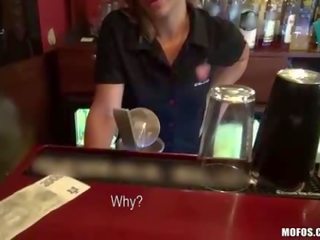 Baguhan barmaid bayad para pagtatalik sa ang bar