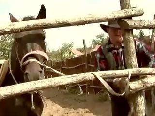 Sexy cowgirl soffiando vecchio uomo