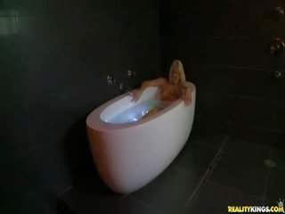 Viedos of fuck in the göt while in the bathtub