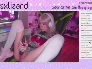 Gamer girl forgets to turn off Stream and squirt in live
