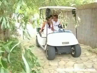 Um gaja e dela menino amigo estamos dirigindo em torno de em um golfe cart. de repente eles pare e o cara começa para tocar o gaja para cima,