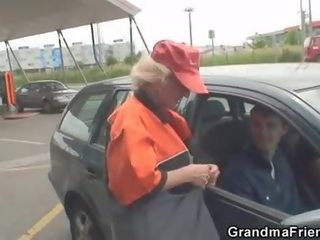 Rubia abuelita tiene trío al aire libre