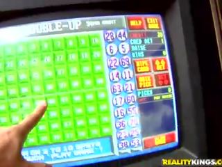 Bruneta latina anelys byl vyzvednout nahoru v casino