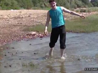 Foten vasking ved en elv