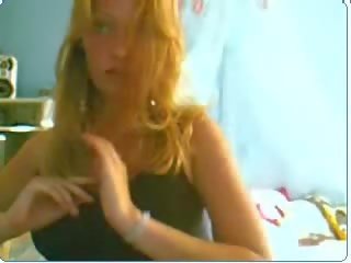 Jovem namorada pisca dela tanlined tetas em câmara vídeo