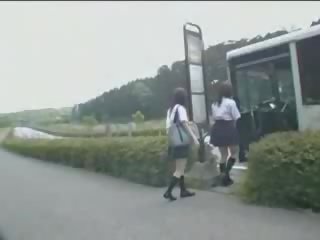 Japanilainen koulutyttö ja hullu sisään bussi video-
