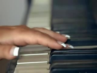 Prsatá blondýna koketování chňapnout na the klavír