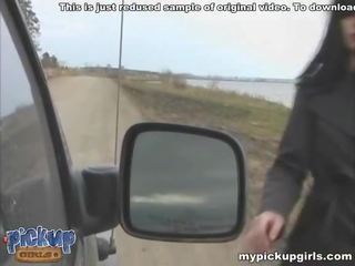 حلو امرأة سمراء يحصل على ضربة وظيفة في ال سيارة, entirely عري فيديو