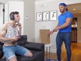 MANROYALE Gamer Twink Uses Tight Ass To Tip Delivery Driver