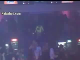 Dua penis di belahan dada pesona di disko klub malam