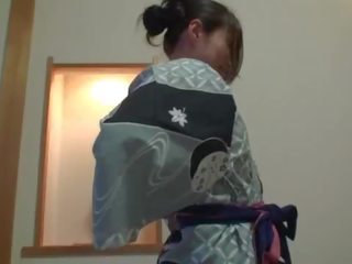 Podtitulom necenzurovaný hanblivé japonské milfka v yukata v pov
