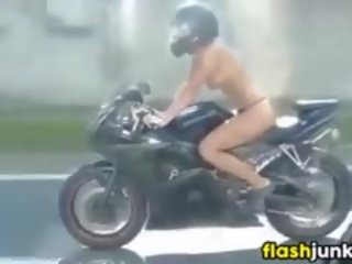 З оголеними грудьми татуювання ціпонька скаче a мотоцикл