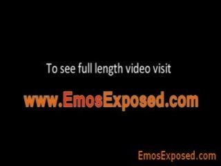 Omosessuale emo mostra suo grande pene in autoscatto da emosexposed
