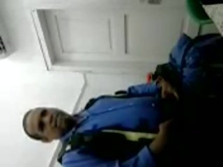 En el krankenhaus con el guardia de seguridad