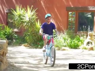 Cea mai sexy cartier milf veronica avluv futand o tip care can&#039;t călătorie o bicicletă