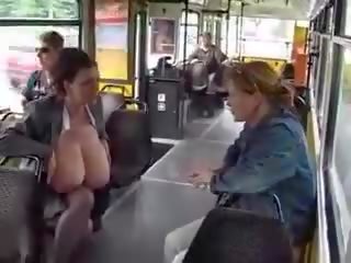 Obrovský veľký kozy dáma dojenie v the verejnosť tram