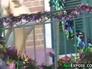 Нудисти мацка по време на mardi gras