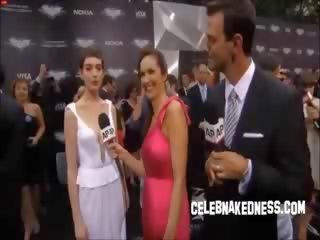 Celeb anne hathaway pokers na the tmavý rytier premiere