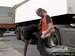 Черни курва езда на възрастни камион шофьор извън