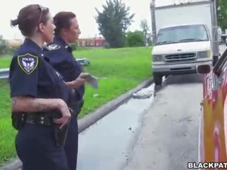 Kvinnlig cop dra över svart misstänka och suga hans kuk